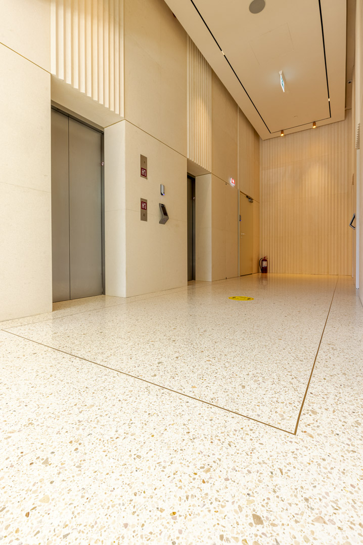 terrazzo in lobby lift cu profil de alama